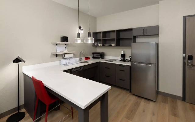 La Quinta Inn & Suites by Wyndham DeSoto