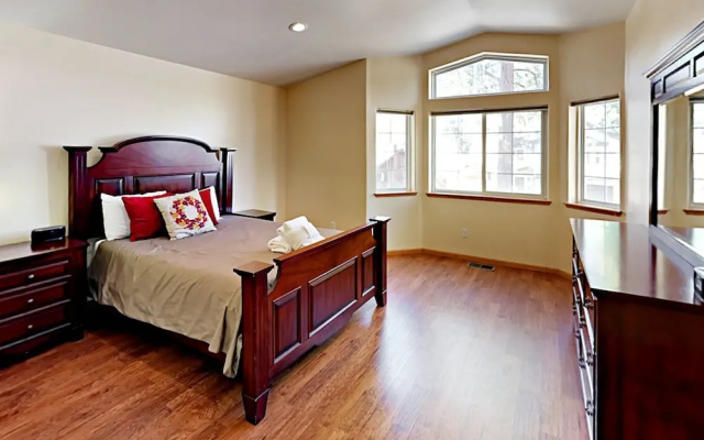 4BR South Tahoe Hot Tub Haven by RedAwning