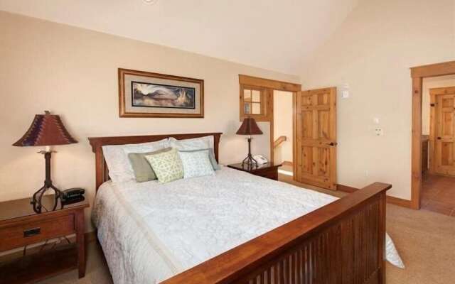 Private 3 Bedroom Townhome Located in East Keystone With Access to a Firepit, Hot Tub, and Billiards