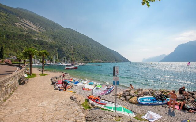 Torbole Relax, Pool & Balcony Apartment 2