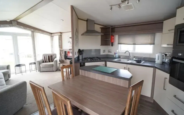 Caravan - Sleeps 8 - Pets Ok - Parking