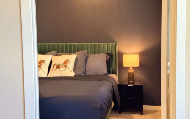 Modern Comfort W Pool GYM Parking 10 Min to Cedars