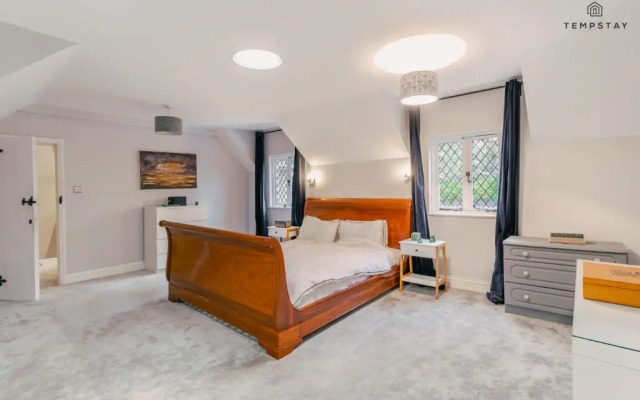 Hidden Gem! Luxury 5 Bed Near Warner Bros Studios