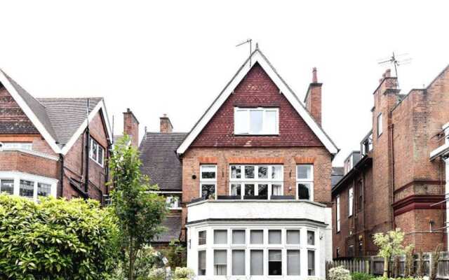 Stylish 3 Bedroom Home in Hampstead