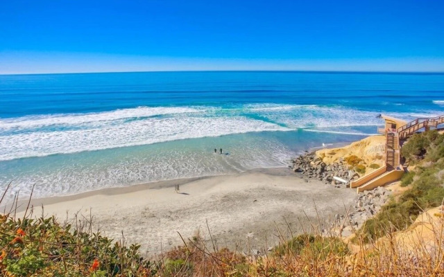 Remodeled Beachfront Condo With Pool and Beach Access Dmst14 by Redawning