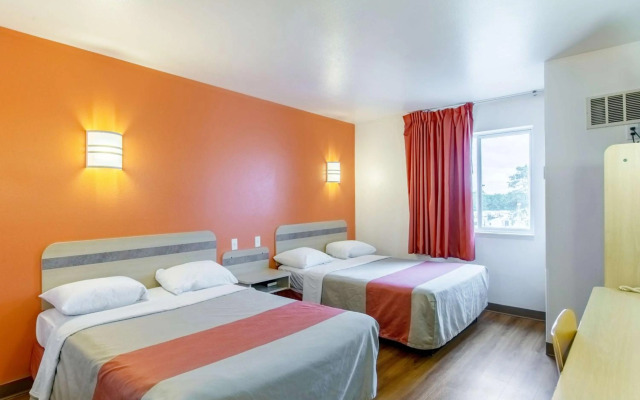 Motel 6 Baraboo, WI - Lake Delton