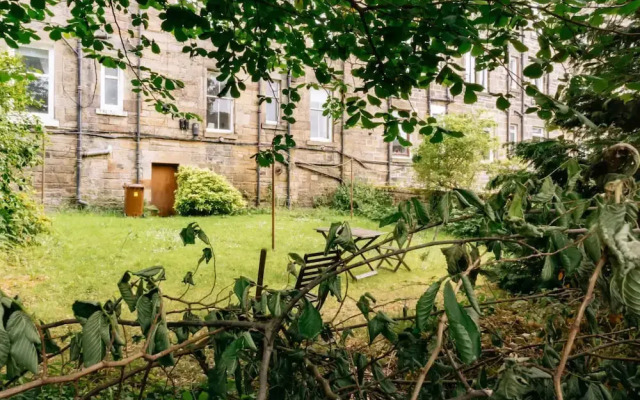 Stylish 3 Bedroom Apartment Near Hollyrood Park