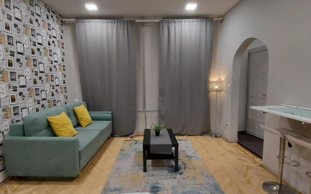 Studio 4 Apartment in the Party District