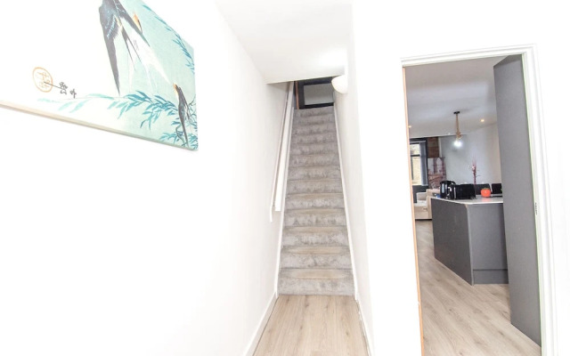 New Apartment - Sleeps 4 - Parking - City Centre