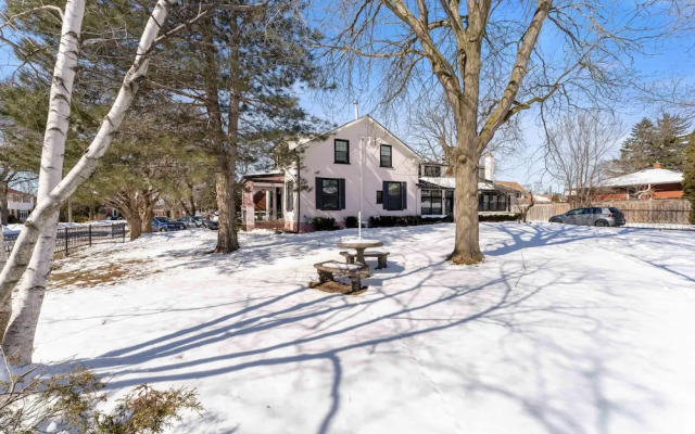 Private Studio Apartment in Burlington - U5