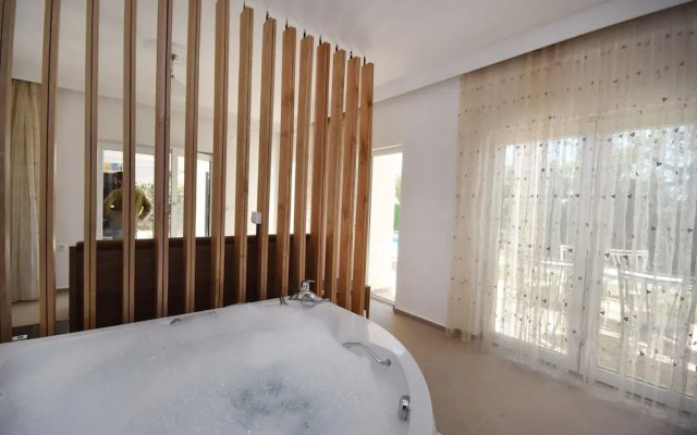 Villa Nail by Helaltatilvillari