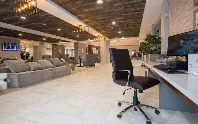 Pomeroy Inn & Suites Prince George