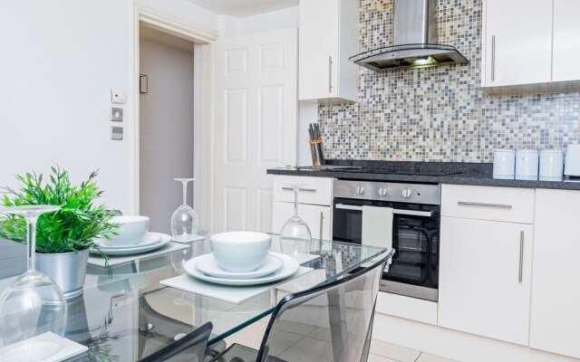Lovely 2 Bedroom Apartment With Free Parking