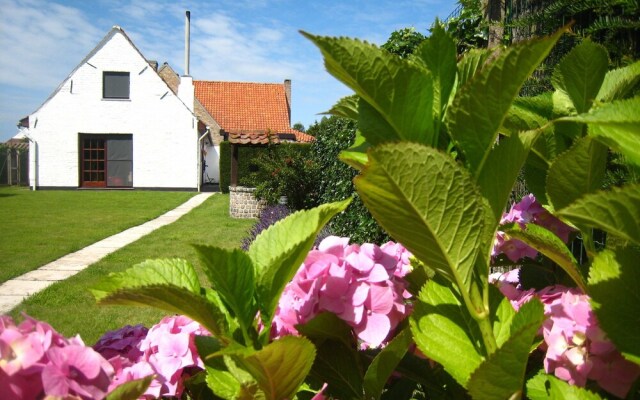 Beautiful Farmhouse in Beveren-aan-den-ijzer With Terrace