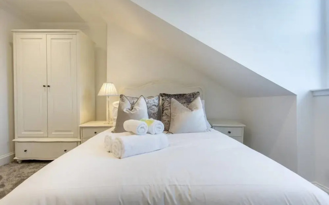 Luxury 4-bedroom Townhouse in Prestigious West End