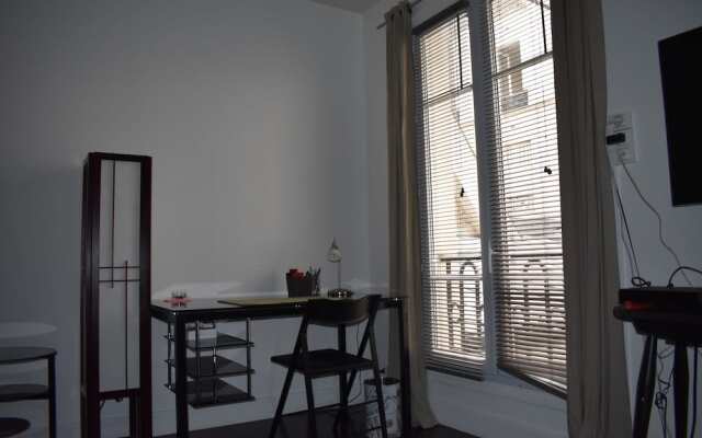 Simplistic 1 Bedroom Apartment in 17th