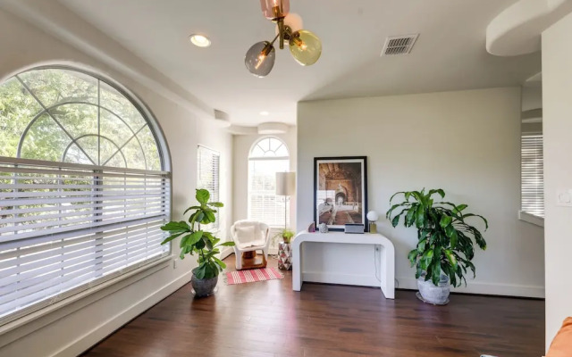 5 Mi to Dtwn Austin: Vibrant Home w/ Patio