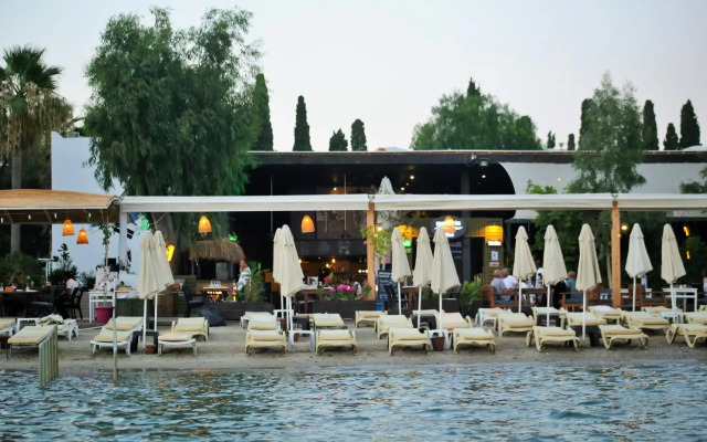 Manuela Hotel