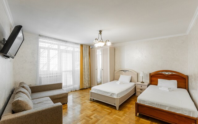 Zelyony Popugay Allama Group Guest House