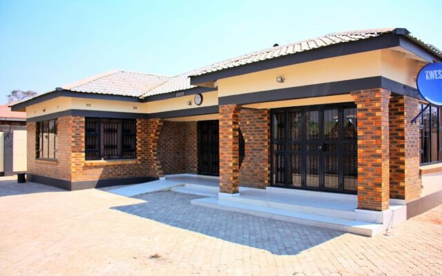 Remarkable Manacomfy 14bed House in Victoria Falls