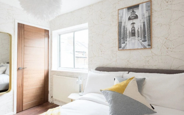 The Century Chalet - Contemporary 2bdr Townhouse With Parking