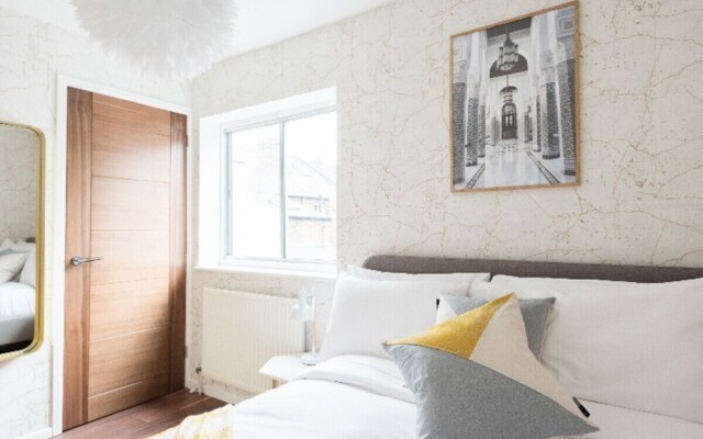 The Jericho Terrace House - 2BD + Parking