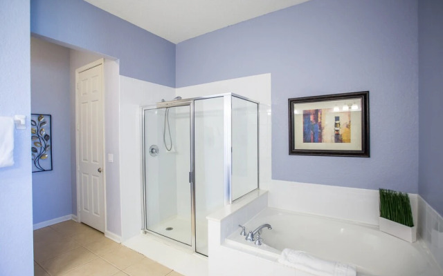 Altavista Lakeview 3 Bedroom Condo by RedAwning
