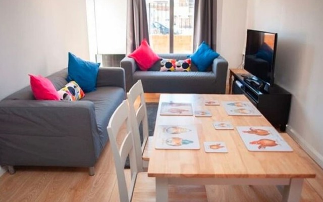 Cosy Holiday Home in Gloucester Near Museum and Cathedral