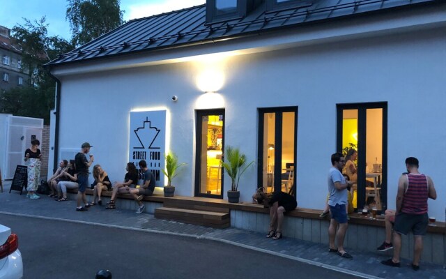 Street food Possonium Apartments