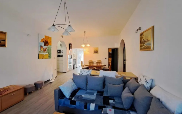 Spacious Urban Retreat Apartment With Terrace