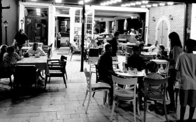 Art Theatre Caffe - River view Hotel
