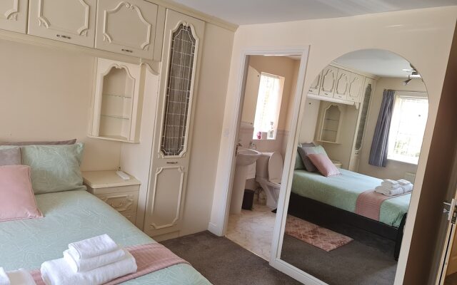 Stunning 4-bed House in Walsall