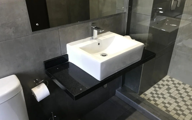 La Orchard Hotel