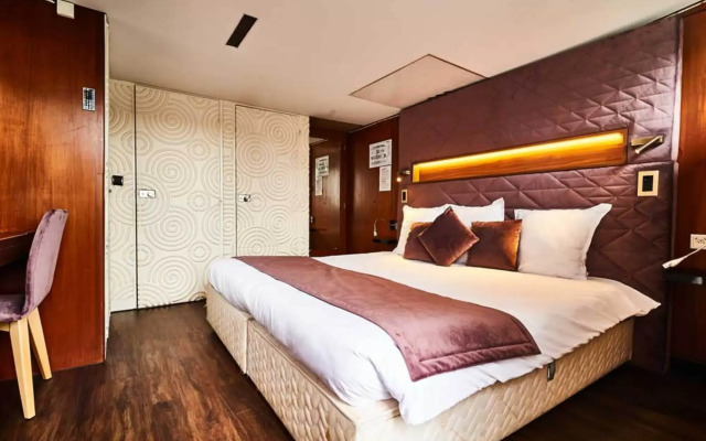 VIP Paris Yacht Hotel