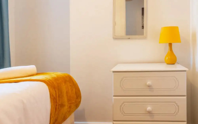 Stylish 3-bed House With Free Parking & Wifi