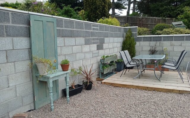 2 Bedrooms/sleeps 4/free Wifi/parking/outdoor Area