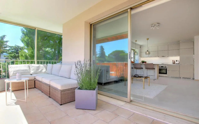 Modern Family Home 5 min to Beach +Pool +Garage
