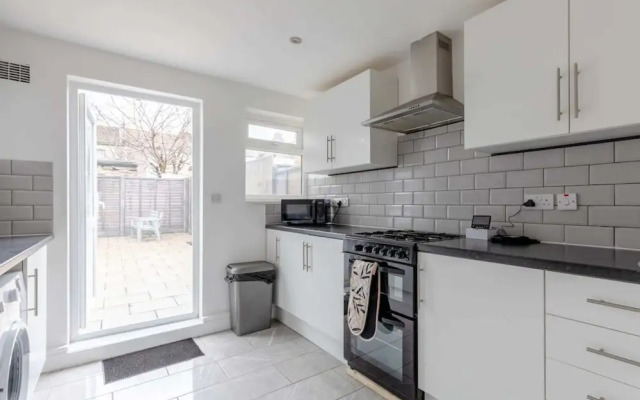 Spacious & Newly Renovated 4BD House East Ham!