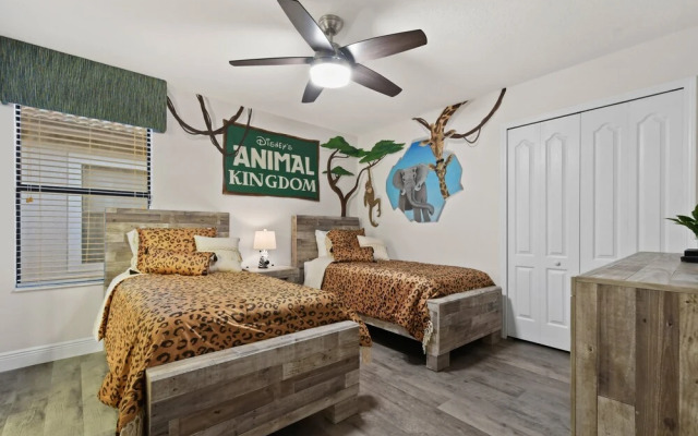 Disney themed, pool, close to parks!