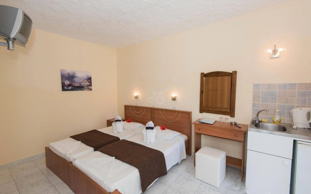 Leonidas Hotel and Studios