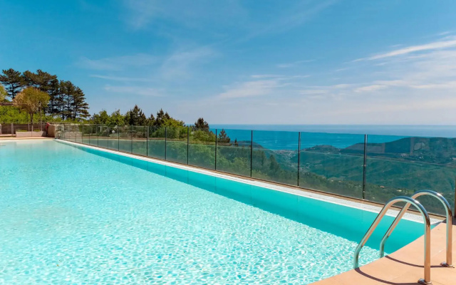 Albatros - swimming pool with sea view and small terrace