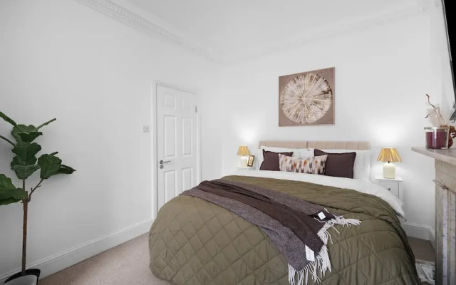 Luxury 3BR 2BA with Hot Tub and Garden