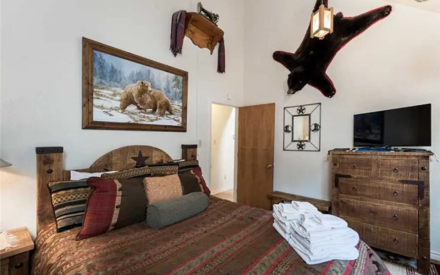 Cedar Creek Retreat - Four Bedroom Cabin with Hot Tub