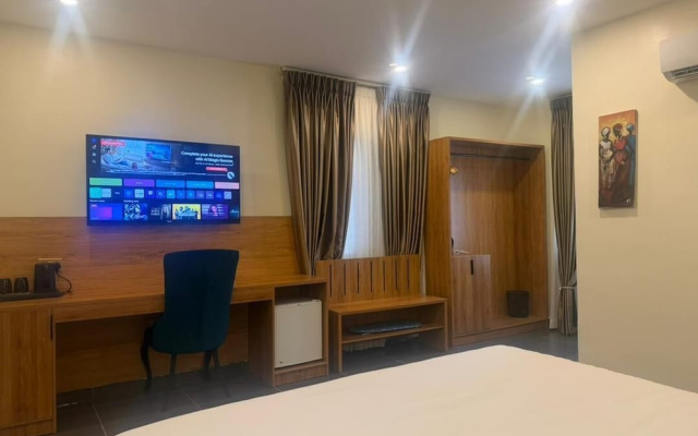 C & C Luxury Suites