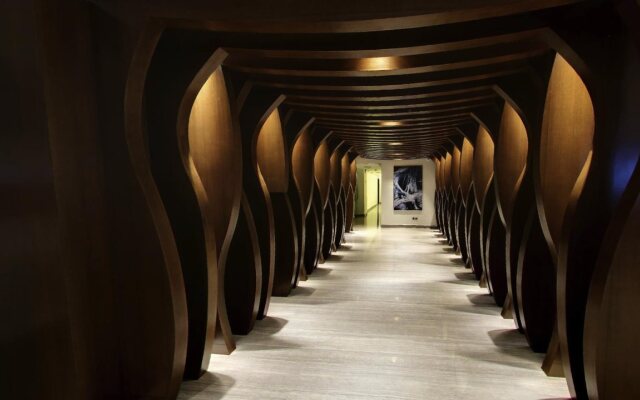 Flora by Crossroads Hotel