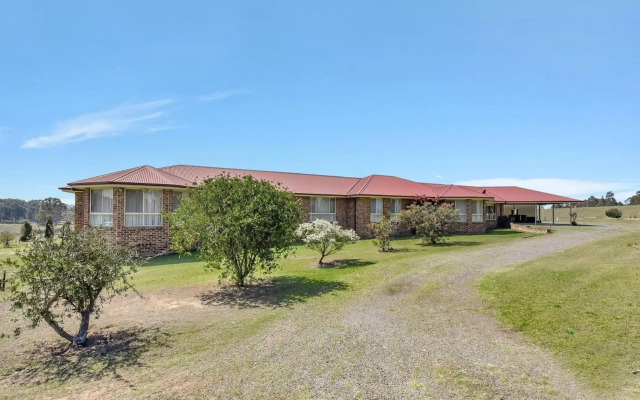 Noble Willow Estate Lovedale. Super Spacious, with views and pool