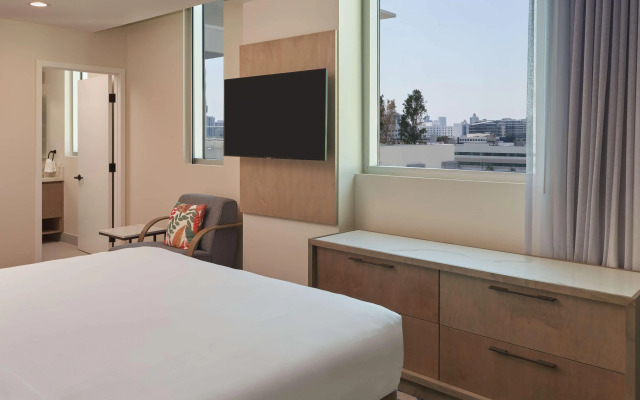 SERENA Hotel Aventura Miami, Tapestry Collection by Hilton