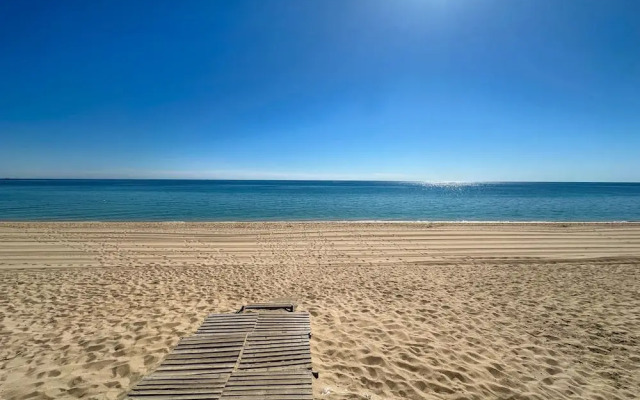 Steps to Sandy Beach Pool Renovated 2BR Condo