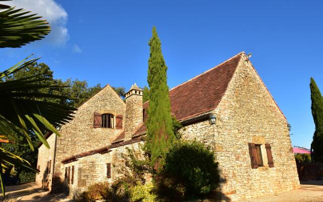 Beautiful Holiday Home with Heated Pool in Cazals France