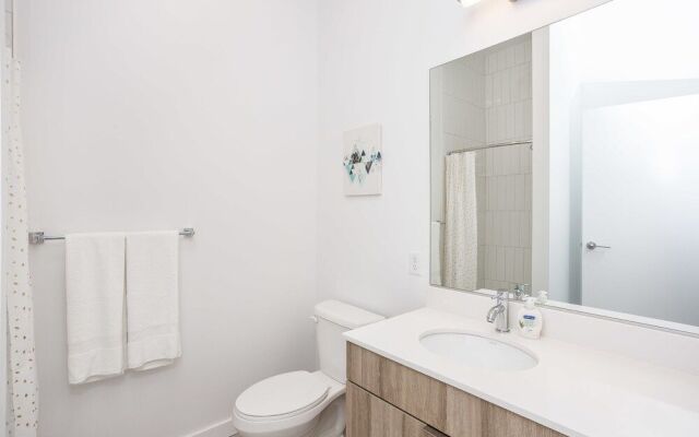 Luxury Apt Near Convcenter, Stadiums, & Harbor